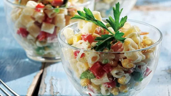 Δροσιστική και με ελάχιστες θερμίδες - Ζουμερή μακαρονοσαλάτα με καλαμπόκι και αρακά