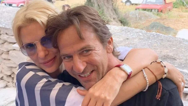 Άβαφη, με μαλλί από την θάλασσα σε ακριβό εστιατόριο με τον Ματέο - Φωτογραφία από τις διακοπές της Ελένης Μενεγάκη