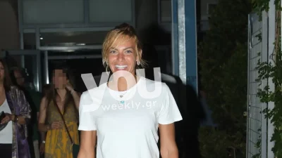 Με λευκά μπλουζάκια και τζιν - Αποκλειστικές φωτογραφίες της Ιωάννας Μαλέσκου με το Δανιά στο θέατρο