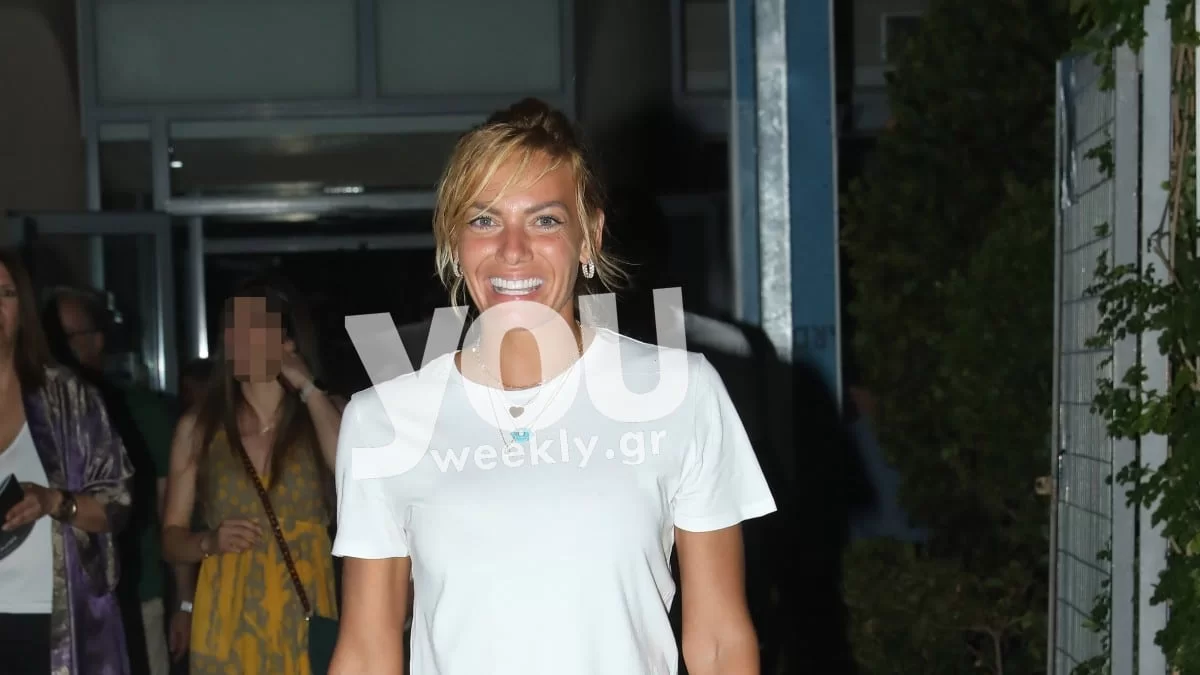 Με λευκά μπλουζάκια και τζιν - Αποκλειστικές φωτογραφίες της Ιωάννας Μαλέσκου με το Δανιά στο θέατρο