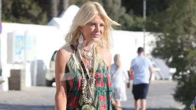 Το έβαλε στην πινακοθήκη και την κοίταζαν όλοι - Η νέα εκρηκτική εμφάνιση της Μαρίνας Πατούλη με μίνι φόρεμα