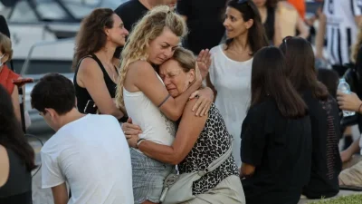 Απέραντη θλίψη και δάκρυα στα μάτια των πολιτών - Εικόνες που κόβουν την ανάσα από το μνημόσυνο της πυρκαγιάς στο Μάτι