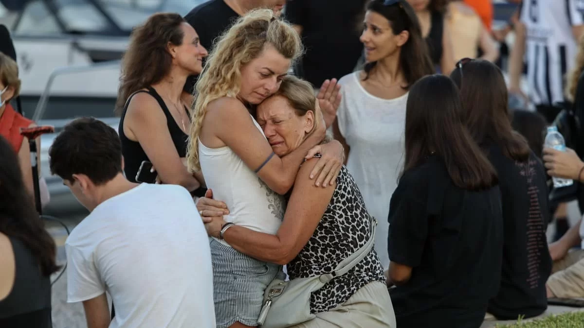 Απέραντη θλίψη και δάκρυα στα μάτια των πολιτών - Εικόνες που κόβουν την ανάσα από το μνημόσυνο της πυρκαγιάς στο Μάτι