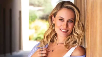 Ελεονώρα Μελέτη: Καλοκαίριασε και σερφάρει παρέα με την κόρη της Αλεξάνδρα