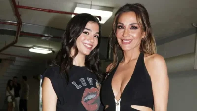 Μια κούκλα με συγκλονιστική κολλητή κόκκινη τουαλέτα - Φωτογραφίες από την αποφοίτηση της Μελίνας Νικολαϊδη