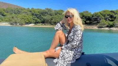 Με καπελαδούρα αλά Αλίκη Βουγιουκλάκη - Σε σκάφος στο νησί της Άνδρου η Ελένη Μενεγάκη