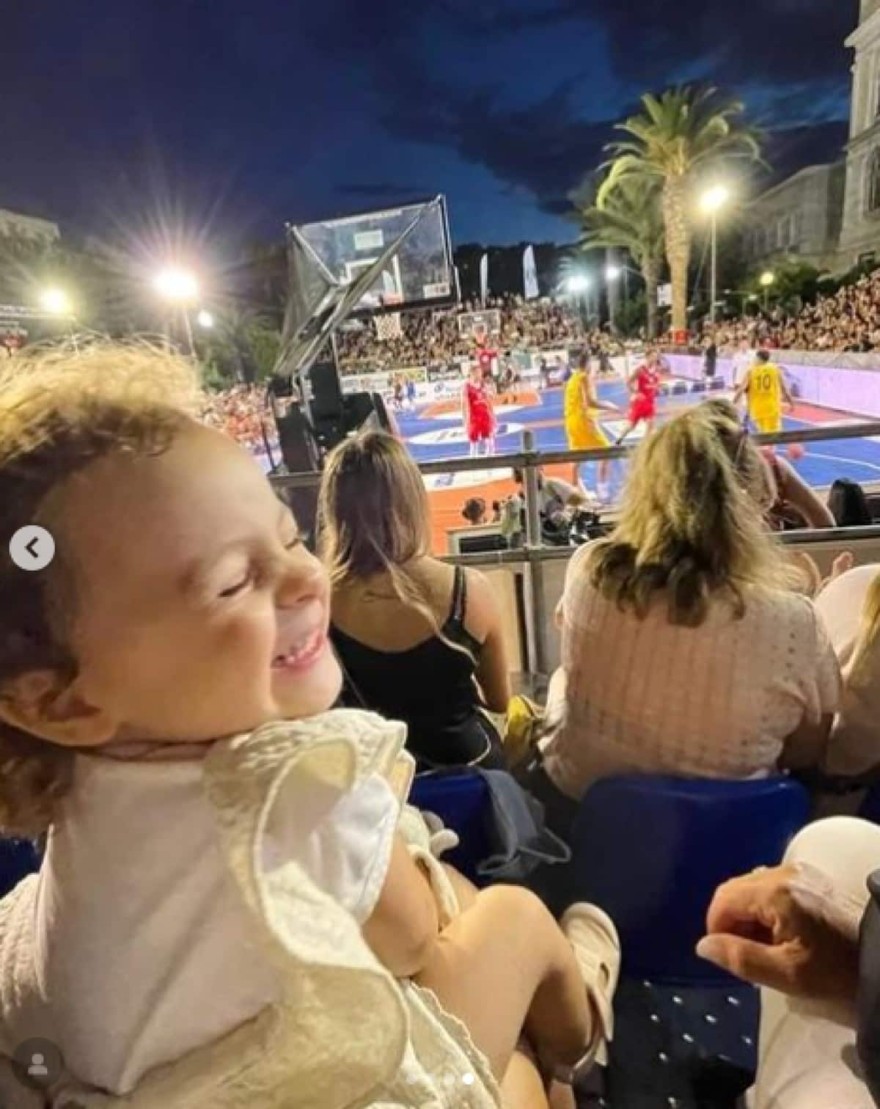 Η Βασιλική Μιλλούση με τις κόρες της