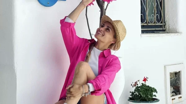 Την ''έπιασαν'' στα πράσα - Η στιγμή που η Βασιλική Μιλλούση χουζουρέυει με το ολόσωμο μαγιό της