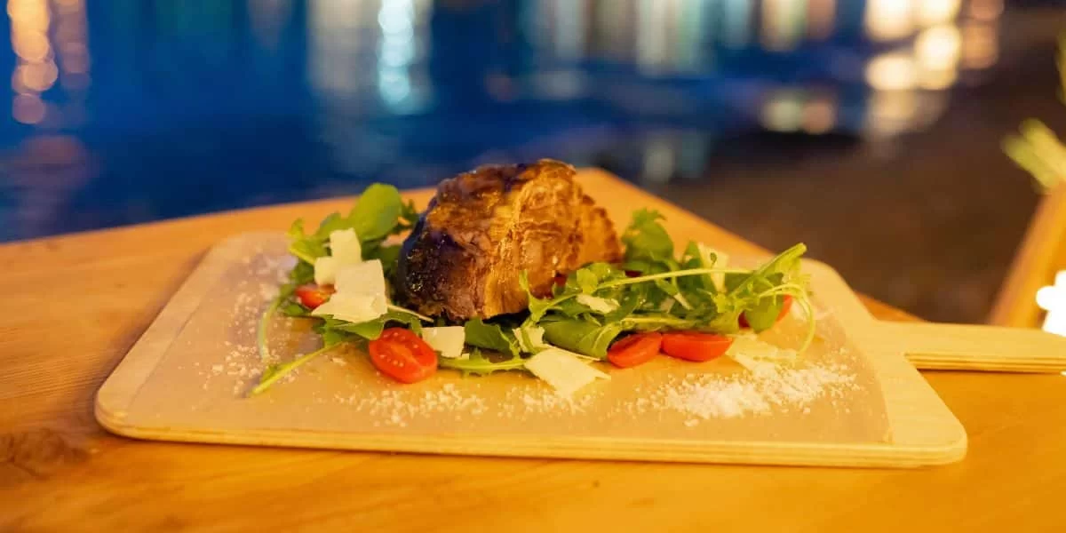 Mirra Kythnos: Νησιωτικό dining με άποψη στην Κύθνο