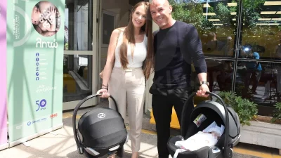 "Έριξε" το Facebook o Μιχάλης Ζαμπίδης - Η άκρως τρυφερή οικογενειακή φωτογραφία με τις δίδυμες κόρες του