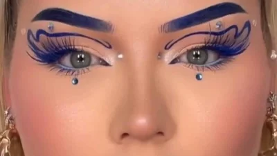 Μονοχρωμία στο μακιγιάζ - Ίδιο χρώμα σε σκιά, mascara και κραγιόν