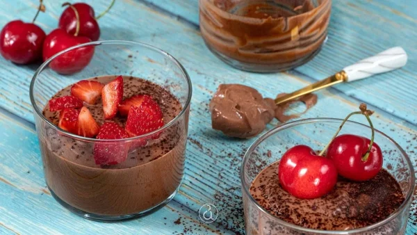 Με ελάχιστες θερμίδες και μηδαμινή ζάχαρη - Λαχταριστή μους σοκολάτα με φρούτα και γιαούρτι