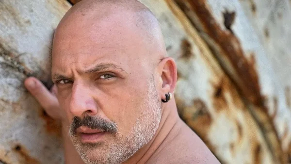 Μόνος και έρημος - Οι εναλλακτικές διακοπές του Νίκου Μουτσινά