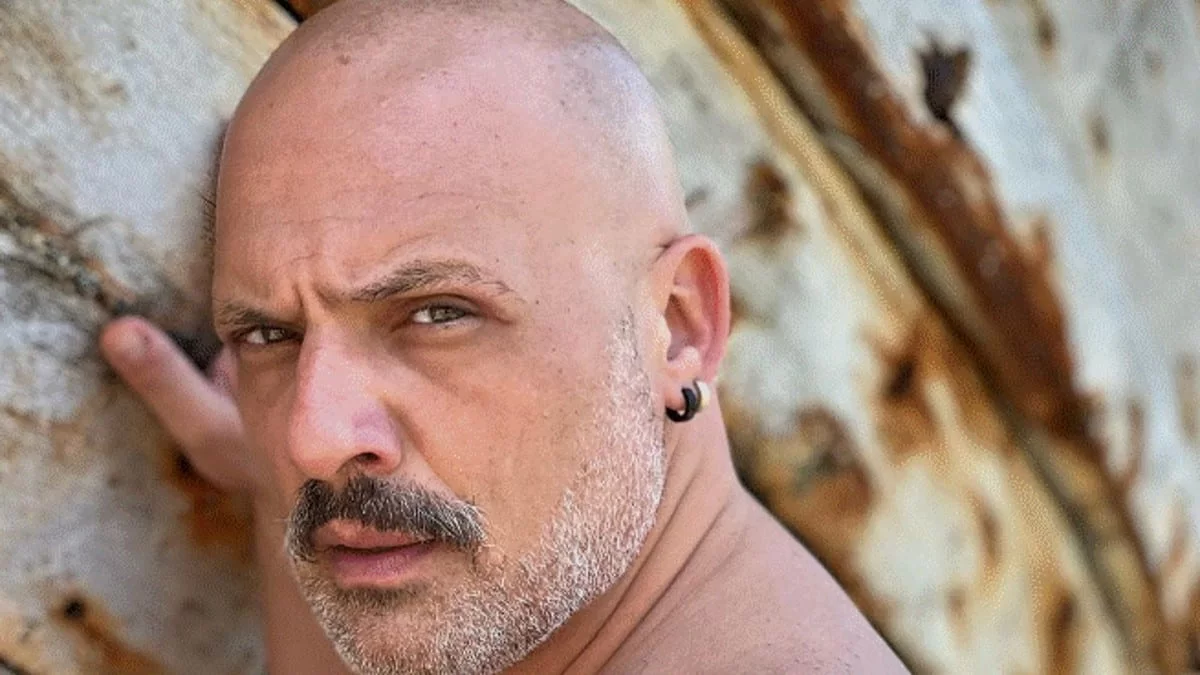 Μόνος και έρημος - Οι εναλλακτικές διακοπές του Νίκου Μουτσινά