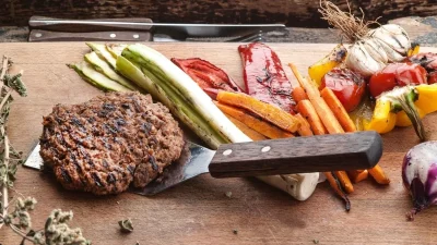 Ζουμερά μπιφτέκια έτοιμα σε 15 λεπτά - Με ελάχιστες θερμίδες και λίγα λιπαρά