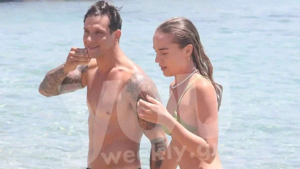 Με μικροσκοπικό πράσινο μπικίνι στη Μύκονο η σύντροφος του Ηλία Μπόγδανου στο πλευρό του - Τρυφερές στιγμές για το ζευγάρι