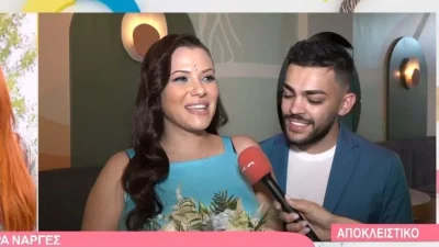 Με γαλάζιο φόρεμα που είχε άνοιγμα στην κοιλιά η Λάουρα Νάργες - Τα πρώτα πλάνα από το baby shower