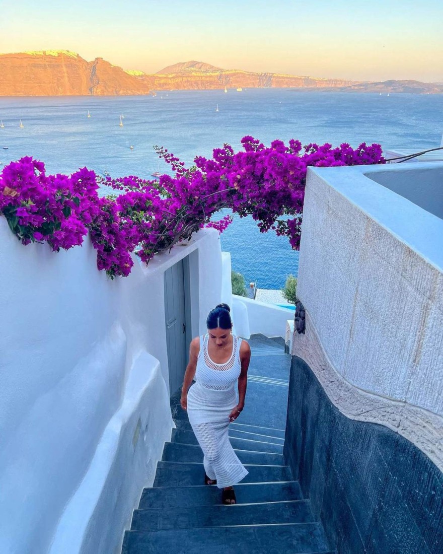 Nicole Scherzinger Σαντορίνη σκαλιά