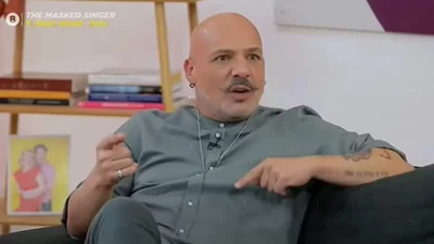 «Θυμάμαι τη βραδιά που φιλήθηκα με ένα αγόρι είχα...» - Η σπάνια εξομολόγηση του Νίκου Μουτσινά