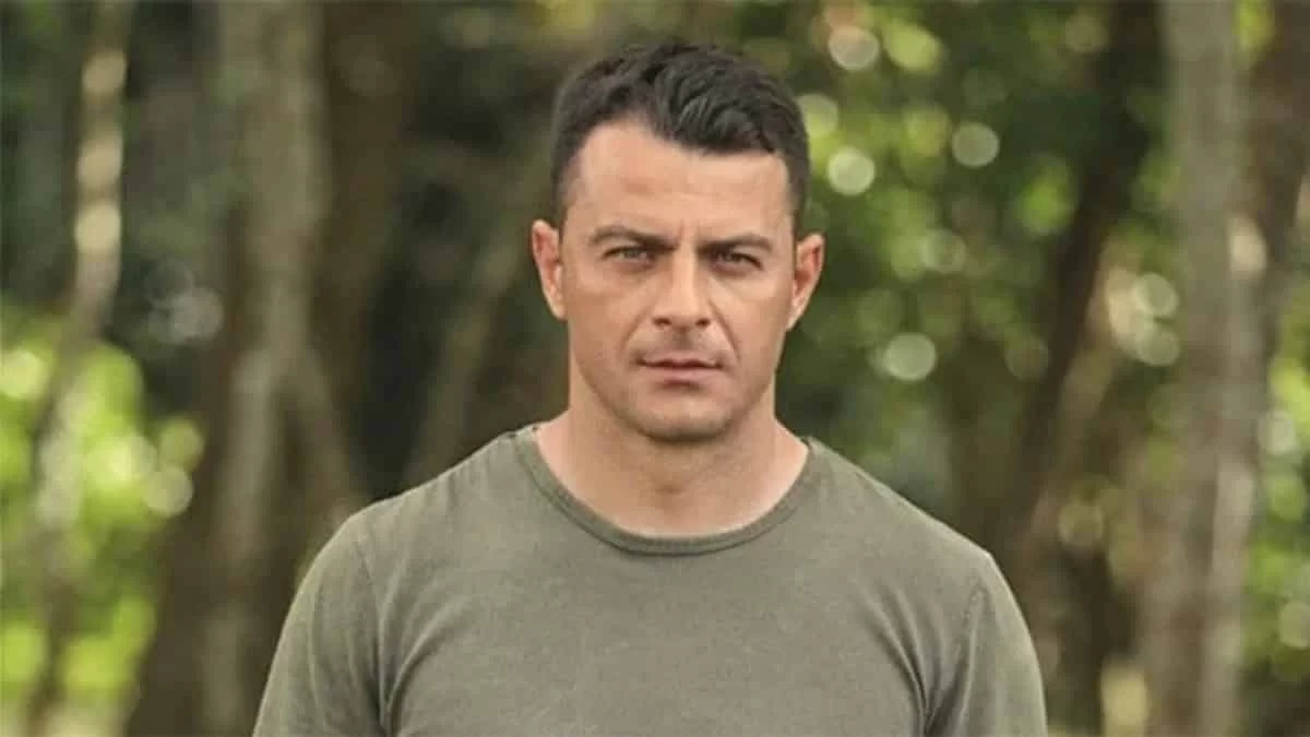 ''Έριξε'' το instagram o «Ντάνος» - To βίντεο όπου εξερευνά ημίγυμνος τη σπηλιά του στη Σκιάθο