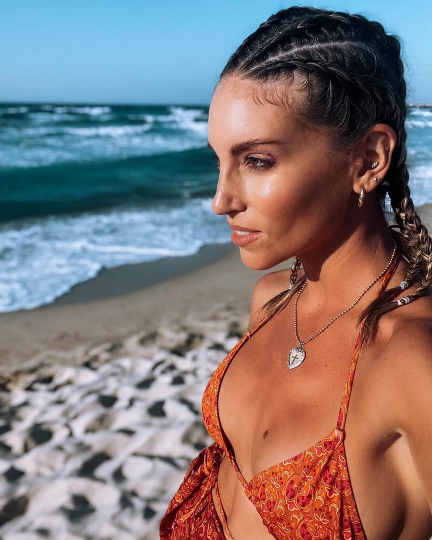 Αθηνά Οικονομάκου στην παραλία Ικαρία