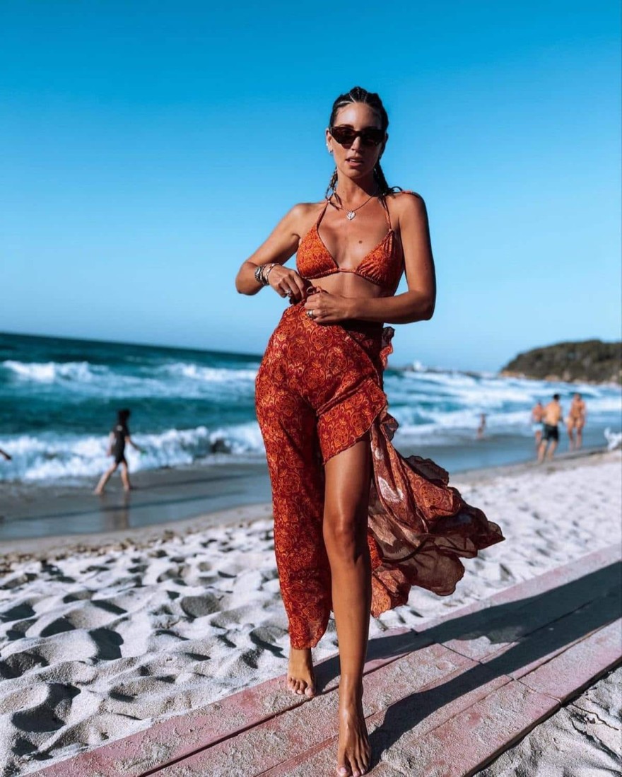 Αθηνά Οικονομάκου στην παραλία της Ικαρίας