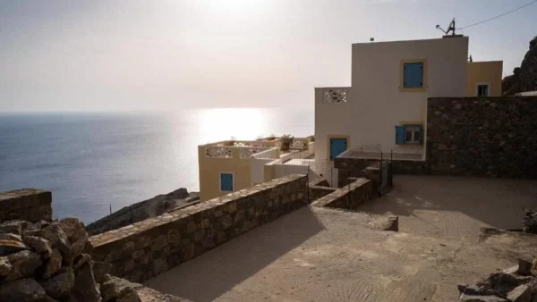 Κάρπαθος: Σε έναν όμορφο παραδοσιακό οικισμό του νησιού θα βρείτε ένα ξενοδοχειακό συγκρότημα με κομψές μεζονέτες