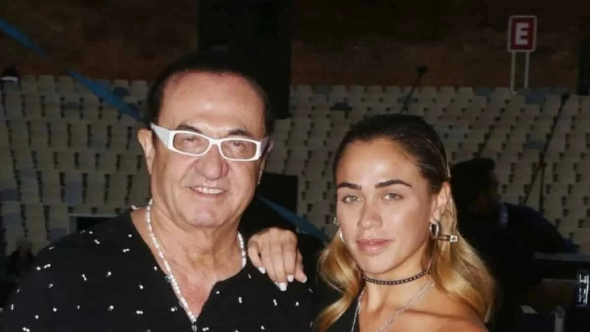 Έμεινε μισός - Φανερά αδυνατισμένος ο Λευτέρης Πανταζής στον γάμο της Κόνι Μεταξά