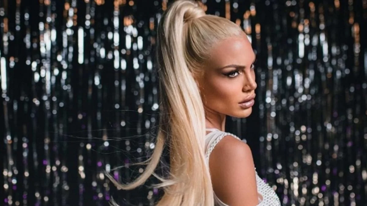 Έπινε κρασί πάνω σε σκάφος - Έβαλε ''φωτιές'' η Παναγιώταρου με το αποκαλυπτικό ολόσωμο μαγιό της