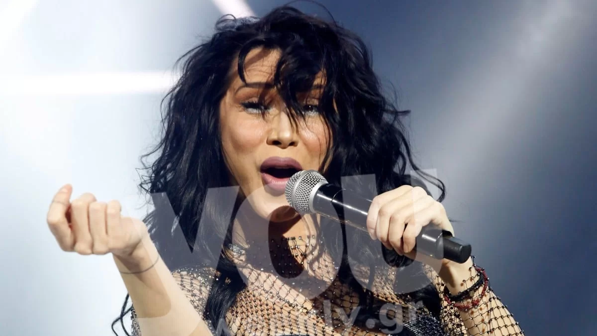 Κατά μάνα κατά κόρη - Ο ξέφρενος χορός της Πάολα με την Παολίνα σε συναυλία της στη Σαντορίνη