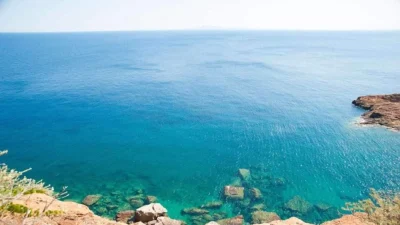 2 «κρυφές» παραλίες στην Αττική για τις βουτιές του Σαββατοκύριακου!