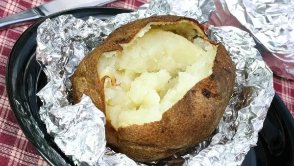 Βάζετε σε αλουμινόχαρτο τις πατάτες και μετά τις ψήνετε; Σταματήστε το αμέσως! Μπορεί να...