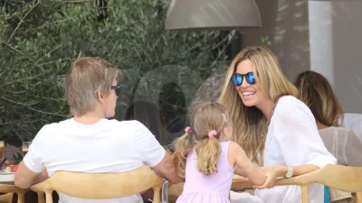 Πατίτσας - Χρουσαλά: Νυχτερινή έξοδος σε πανάκριβο εστιατόριο της Μυκόνου - Το βίντεο μαζί με φίλους