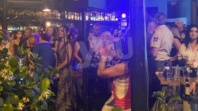 Με κοραλί μπλουζάκι και τέρμα μαυρισμένη - Αποκλειστικές φωτογραφίες της Μαρίνας Πατούλη από τη βραδινή έξοδό της