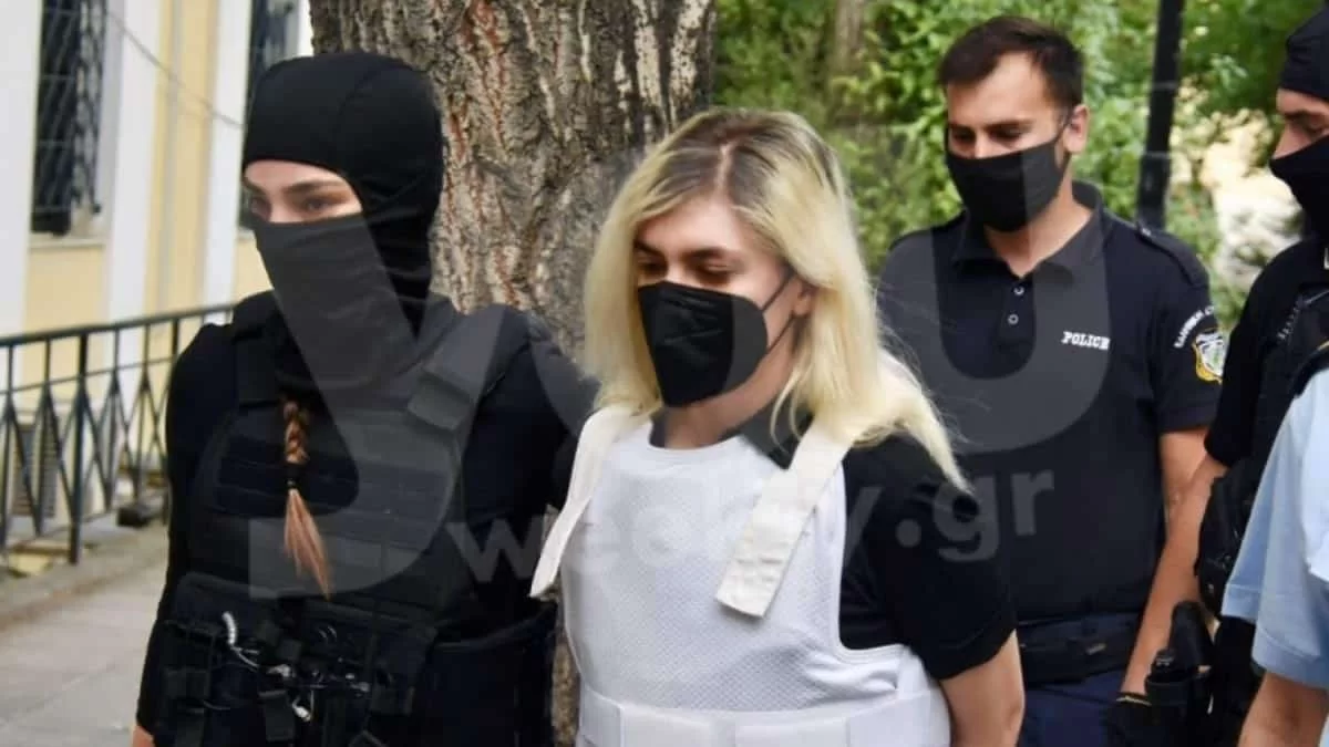 ''Μπήκες σαν τις ντίβες'' - Σφοδρές αντιδράσεις για την εμφάνιση της Ρούλας Πισπιρίγκου στην Ευελπίδων