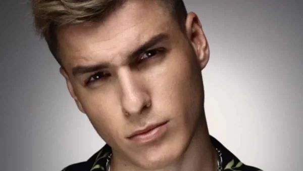 Σε πισίνα μέσα σε μεγάλη φουσκωτή κουλούρα - Ο Στέφανος Πιτσίνιαγκας ποζάρει και ξεσηκώνει το Instagram