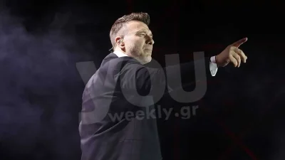 Μπαμπάς και κόρη τραγουδούν αγκαλιά στη σκηνή - Η τρυφερή στιγμή του Γιάννη Πλούταρχου με την Κατερίνα Κακοσαίου