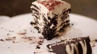 Έτοιμο μέσα σε λίγα λεπτά το πιο νόστιμο γλυκό ψυγείου που "λιώνει" στο στόμα από την Μπαρμπαρίγου