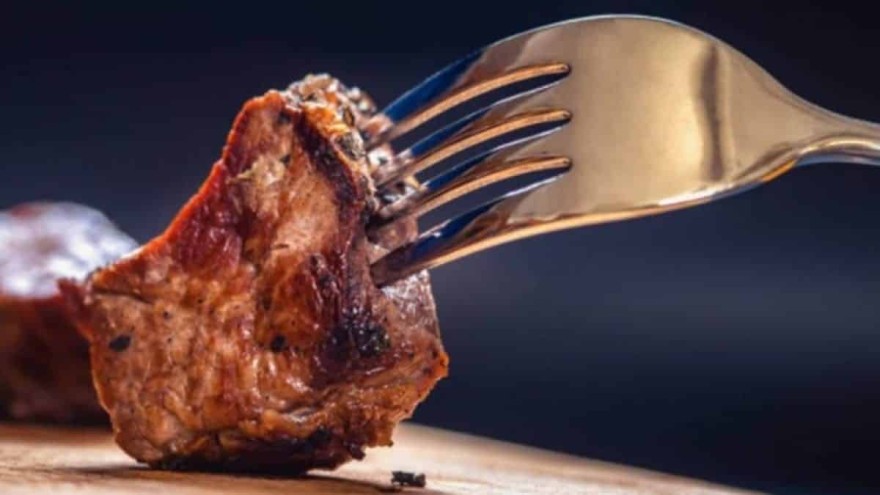 Σταματήστε να τρυπάτε το κρέας όσο το μαγειρεύετε
