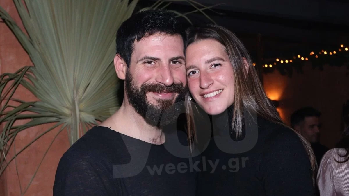 Με φουσκωμένη κοιλίτσα και τις δύο κόρες της αγκαλιά - Φωτογραφίες από τις διακοπές του Θανάση Πατριαρχέα και της συντρόφου του στην Κρήτη