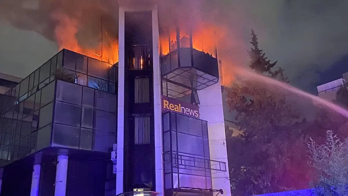 Εμπρησμός στη Real News - Με ηρωική προσπάθεια της Πυροσβεστικής σώθηκε ηχολήπτρια που εγκλωβίστηκε στο κτίριο