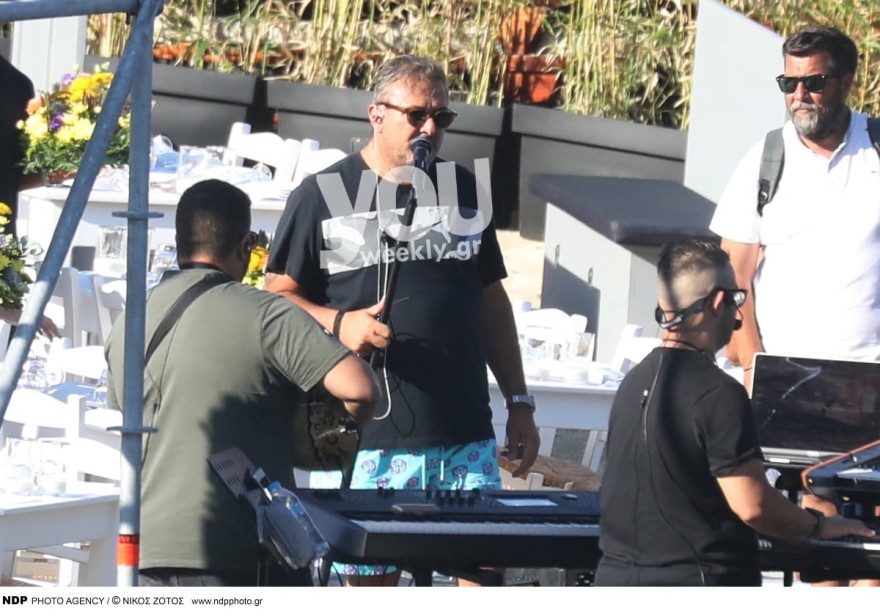 Ο Αντώνης Ρέμος κάνει πρόβα τα τραγούδια που ερμήνευσε στη συναυλία στη Μύκονο