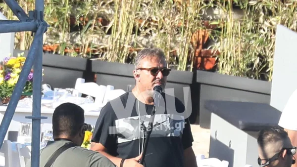 Κέφι, σαμπάνιες και βεγγαλικά στη συναυλία του Ρέμου στη Μύκονο - Πλάνα από τη μοναδική εμφάνιση