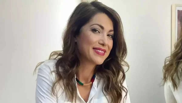 Κλέλια Ρένεση: Άφησε για λίγο τη «Μουρμούρα» και ανέβασε το πιο γλυκό βίντεο με την κόρη της από την παραλία