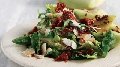 Σαλάτα µε πεπόνι, τραγανό προσούτο και γραβιέρα από την Αργυρώ Μπαρμπαρίγου