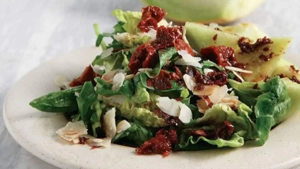 Σαλάτα µε πεπόνι, τραγανό προσούτο και γραβιέρα από την Αργυρώ Μπαρμπαρίγου