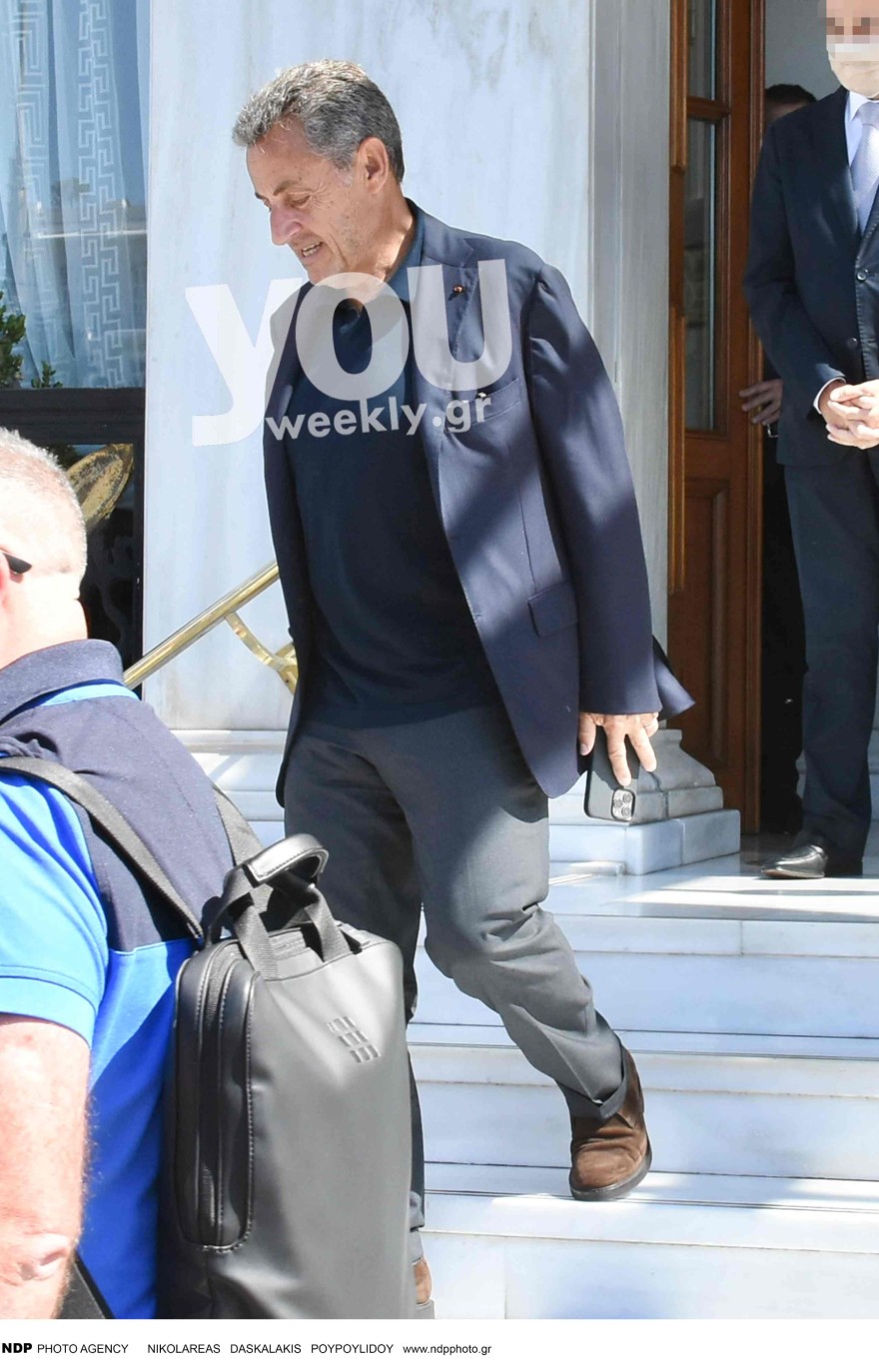 Ο Σαρκοζί κατά την έξοδό του από το Μεγάλη Βρετανία