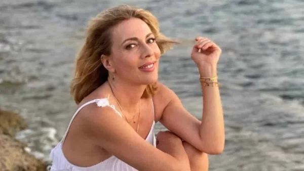 Χωρίς ρετούς και ίχνος μακιγιάζ - Η φωτογραφία της Σμαράγδας Καρύδη από τις διακοπές της στη Σύμη