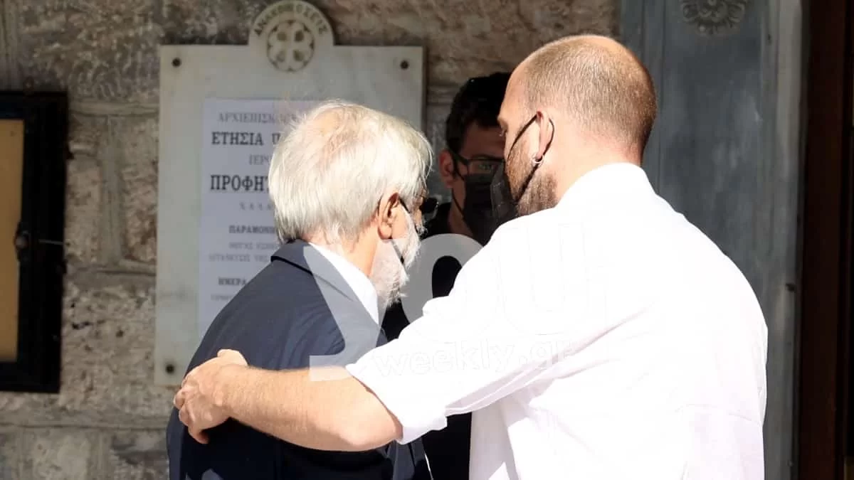 Απαρηγόρητος ο Γιάννης Σμαραγδής - Συνόδευσε τη σύζυγό του στην τελευταία της κατοικία