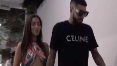 Με ασύλληπτα αποκαλυπτικό φόρεμα στα σοκάκια της Μυκόνου - Η νέα εμφάνιση του Snik με τη σύντροφό του Γιώτα